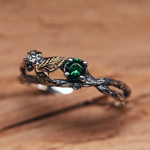 Anillo de compromiso con esmeralda y rama de árbol, hojas de plata y oro, anillo de metal mixto con diseño floral y flores florecientes, joyería natural de verano.