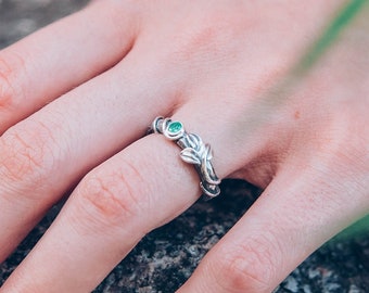 Leaf and vine hammered engagement ring with emerald, Natural emerald ring, Leaves ring, Emerald band, Nature inspired ring, Gift for women