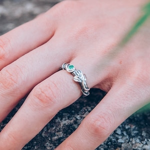 Leaf and vine hammered engagement ring with emerald, Natural emerald ring, Leaves ring, Emerald band, Nature inspired ring, Gift for women