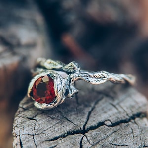 Bague en argent sterling avec brindille grenat pour elle, bague branche et feuilles torsadées pour femme, bague petit arbre avec pierres précieuses, cadeau de Noël soeur