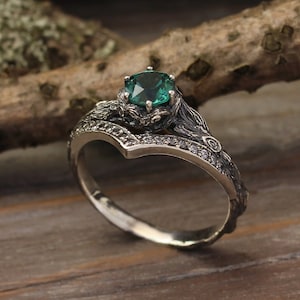 Wald Silber V Ring mit magischem grünen Quarz und funkelnden CZ Steinen, Natur inspirierter Chevron Verlobungsring für Sie, April Birthstone Ring