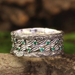 Leaves and branch wedding band with emerald, Tree bark silver wedding ring, Emerald silver band in vintage style, Wide tree ring with leaf