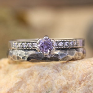 Amethyst Ring mit gehämmertem Band und seitlichen Steinen, moderner alternativer Verlobungsring, Amethystschmuck für Frauen, Weihnachtsgeschenk für sie Bild 2