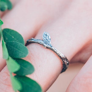 Tiny branch and leaf ring, Dainty tree bark wedding band, Leaf wedding band, Unique rustic ring, Women wedding band, Anniversary gift