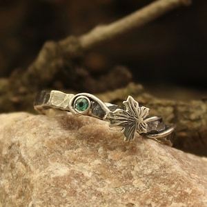 Gehämmerter Smaragd Silberring & Ahornblatt, Frauen Ehering Rocky, Wild Nature Ring für Sie, Geschenk für Braut, Mai Birthstone Geschenk für Sie