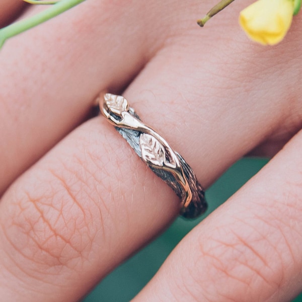 Einzigartiger Zweig mit Goldblättern Ehering, Rustikaler Ehering in gemischten Metallen, Blatt auf Zweigband, Naturring der Frau, Sein Baumrindenband