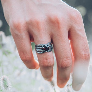 Bague de fiançailles branche grenat inhabituelle, bague branche torsadée, bague de fiançailles unique en écorce d&#39;arbre, bague branche pour femme, bague de fiançailles brindille