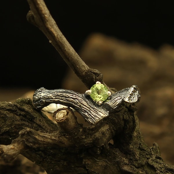 Blätter auf einem Zweig Verlobungsring, Zarte Frau Ring mit Peridot, 14k Weißgold Zweig Ring, Eleganter Natur Ring, Einzigartige Chevron Ring