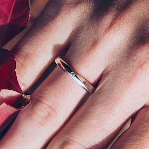 Anello nuziale con diamanti Mobius unico da donna - Anello minimalista delicato in argento sterling - Anello delicato per lei - Anello con pietra portafortuna di aprile