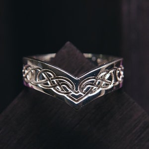 Wishbone ring Celtic style. Sterling silver ring for wedding or anniversary gifts. Unisex chevron ring