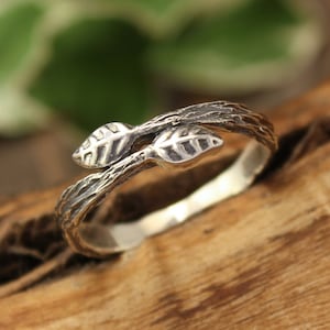 Two tiny leaves silver women ring, Dainty gift ring for mom daughter