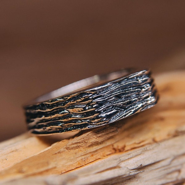 Bague pour homme plate en argent avec écorce d'arbre, bague de mariage inspirée de la forêt, style en bois épais et large, unique, brutaliste, bague de promesse pour lui