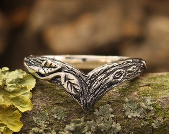 Unique chevron silver band with two leaf, Leaves on twig silver V-ring, Woodbark sterling silver band, Unusual design band, Tree ring