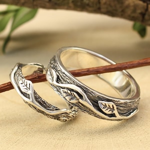 Conjunto de anéis de casal combinando com folhas em uma árvore — Conjunto de alianças de casamento exclusivo Forest Nature para ele e para ela — Anéis de joias artesanais em prata esterlina