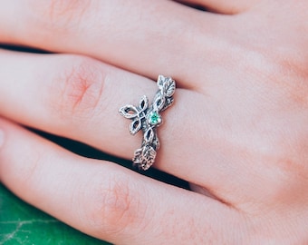 Elegant woman's Natural Emerald ring for lovers of fashion and naturality