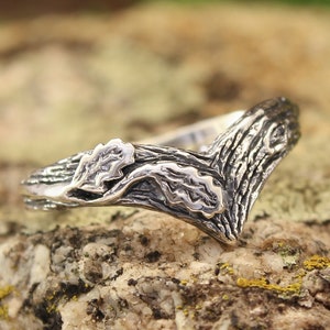 Curved wedding band, Chevron silver band with oak leaves, Sterling silver V-ring for women, Nature wedding ring, Anniversary gift