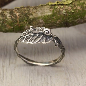 Snail on Leaf Engagement Sterling Silver Ring, Nature Dainty Ring, Wild Leaf & Snail Ring, Branch Ring, Tree bark Ring, Unique delicate ring