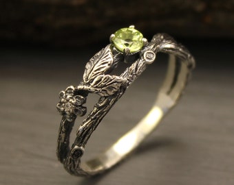 Delicada rama y hojas Anillo de peridoto, Flor en el anillo de ramita, Anillo de naturaleza salvaje, Anillo de peridoto único, Anillo de compromiso inusual para ella