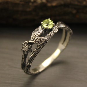 Minimalistischer Ring mit Zweig und Blättern, Blume auf dem Zweigring, Wilder Naturring, einzigartiger Peridotring, ungewöhnlicher Verlobungsring für sie