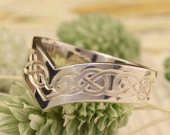 Unique chevron celtic wedding band, Keltic sterling silver V-ring, Unusual woman's wedding band, Men's V wedding ring, Gift silver band
