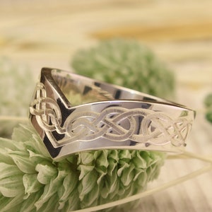 Unique chevron celtic wedding band, Keltic sterling silver V-ring, Unusual woman's wedding band, Men's V wedding ring, Gift silver band image 1