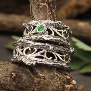 His Her Emerald wedding rings set inspired by nature, Tree branch matching bands silver, Couple bridal set with vine and tree bark