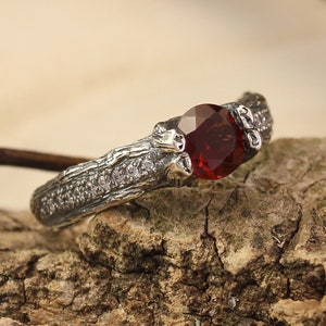 Bague de fiançailles branche de grenat, bague brindille unique en argent pour petite amie, bague cadeau délicate pierre de naissance pour elle, cadeau de Noël pour maman