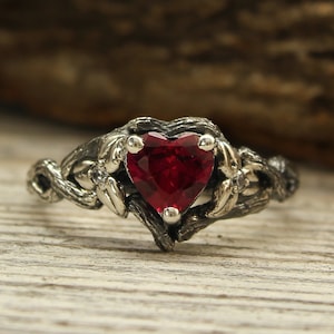 Anillo de compromiso de rama y corazón de rubí delicado, piedra preciosa de corazón con hojas en un anillo de ramita de plata, anillo de corteza de árbol floral, regalo romántico de San Valentín