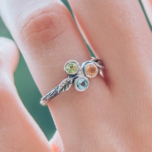 Bague délicate brindille et feuilles trois pierres en argent sterling, citrine, péridot, topaze suisse et zircone cubique dans une bague exquise pour elle