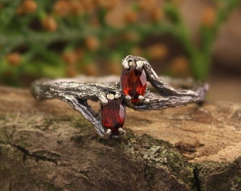 Zwei Granate & kleiner Silberzweigring, zierlicher Baumzweig und Zwei-Stein-Verlobungsring, Natursilberring, Ring für die Braut, Geburtssteinring