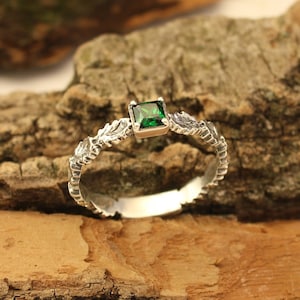Oak Leaves Silver Dainty Emerald Engagement Ring, Vintage Style Leaf Ring for Her, Green Stone Nature Ring for Women, May Birthstone Ring