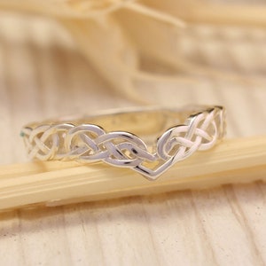 Alliance inhabituelle à chevrons celtiques, anneau en V en argent sterling, alliance à motifs keltiques, alliance pour femme, alliance pour homme, bague cadeau