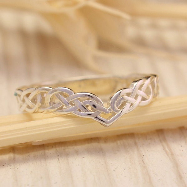 Ongebruikelijke Keltische chevron trouwring, Sterling zilveren V-ring, Keltische patroon band, Bruiloft vrouw band, Heren trouwring, Cadeau ring