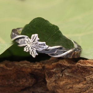 Minimalist Hammered Leaf ring for her, Sterling silver Engagement ring with maple leaf, Nice jewelry gift for girlfriend