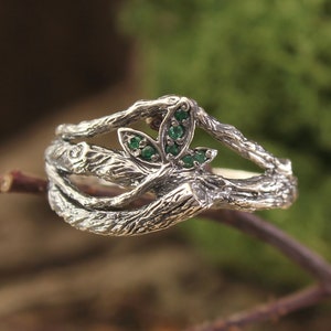 Layering Silver ring with Emerald Leaf, Dainty Wooden Ring for Her, Engagement Gift for Bride, Original Cute Forest Ring inspired by Nature