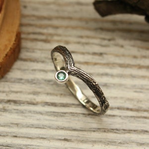 Petite bande inhabituelle en V avec émeraude, alliance en écorce d'arbre délicat, bague en argent sterling empilable, bague de mariage en petit chevron, cadeau pour elle