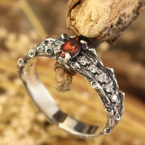 Bague en argent branche de grenat pour bien-aimé, bague de fiançailles brindille délicate avec pierres précieuses, bague arbre féerique pour la mariée, cadeau mère Noël