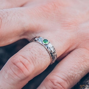 Gehamerde verlovingsring heren, unieke smaragdgroene trouwring, gehamerde sterlingzilveren ring, duurzame herentrouwring, smaragdgroene herenring