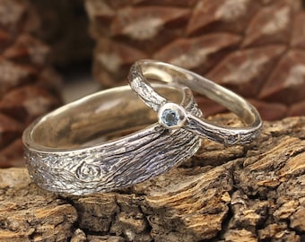 Holzrinde Silber Ehering Set für Sie und Ihn, Ihr Londoner Blauer Topas Ring und Seine flache Band im Wald Zweig Stil