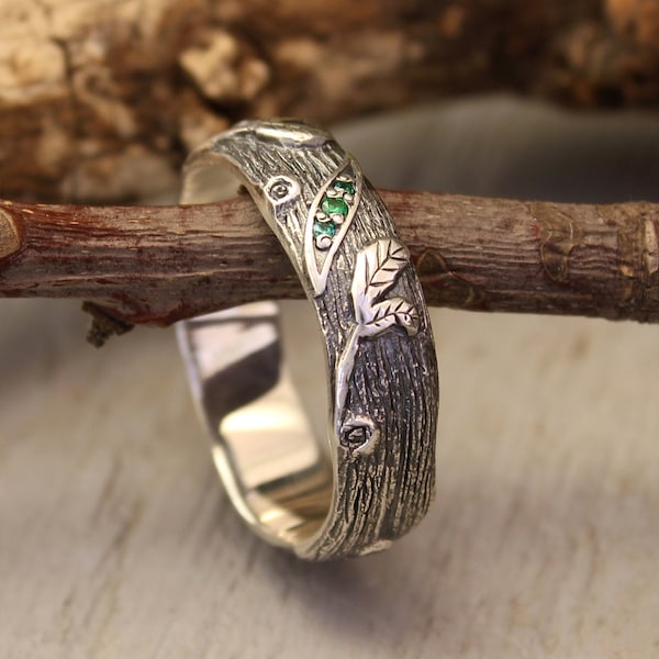 Rustic style branch band with emerald, Leaves and emerald silver band, Tree with leaves wedding ring, Woodbark band with leaf, Unisex ring