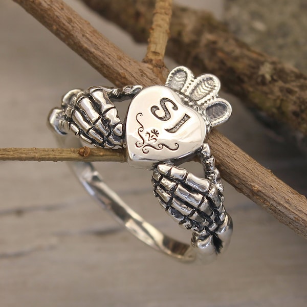 Moderner Claddagh Ring für Frauen in Silber — Irischer Hand & Herz Ring, Gotischer Verlobungsring, Initial Ring, Benutzerdefinierter Namensring