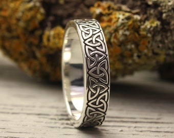 Silver Triquetra Celtic Ring for Him and Her, Celtic Wedding Ring,  Engraved Ring in Celtic Jewelry Traditions, Trinity ring, Unisex ring