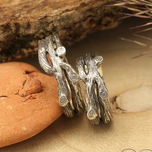 Conjunto de alianças de casamento de prata com galhos de árvores retorcidos - Conjunto de anéis de casal combinando com a natureza da floresta - Conjunto de alianças de casamento exclusivo para ele e para ela