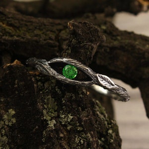 Anello di fidanzamento con piccolo ramo e smeraldo, Anello con piccolo ramo e foglie, Anello con ramo e smeraldo, Anello di fidanzamento delicato, Anello di fidanzamento con smeraldo