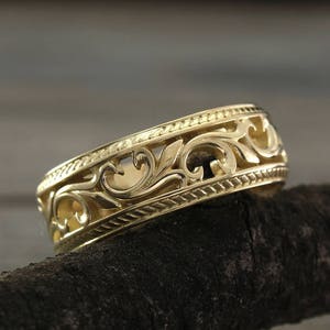 Anillo de oro macizo con filigrana y enredadera, flor de lis, símbolo heráldico medieval, alianza de boda de oro, estilo vintage, fantasía renacentista, decoración floral