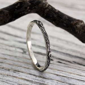 Thin Tree Wedding Band, Women&#39;s Small Stackable Ring. Tiny Nature Wedding Ring for Women, Minimalist Tree Bark Ring for Her