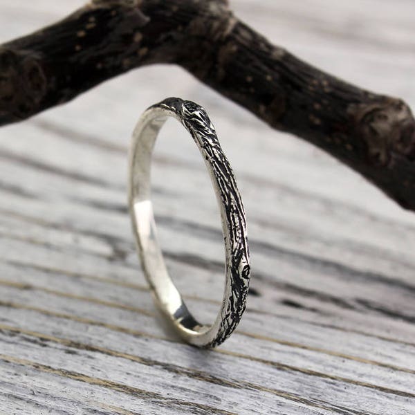 Fede nuziale sottile a forma di albero, anello piccolo impilabile da donna. Piccola fede nuziale naturale da donna, anello minimalista con corteccia d'albero per lei.