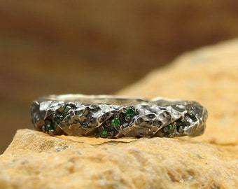 Hammered wedding band with emerald, Unique rocky wedding band, Wild relief band, Mens hammered ring, Unusual wedding band, Solid silver ring