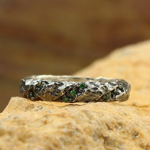 Hammered wedding band with emerald, Unique rocky wedding band, Wild relief band, Mens hammered ring, Unusual wedding band, Solid silver ring