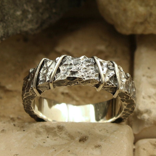 Alianza de boda para hombre en plata martillada, Anillo de boda único con diseño rocoso para hombre, Alianza de boda rústica, Alianza de boda pesada para hombre, Anillo con relieve salvaje